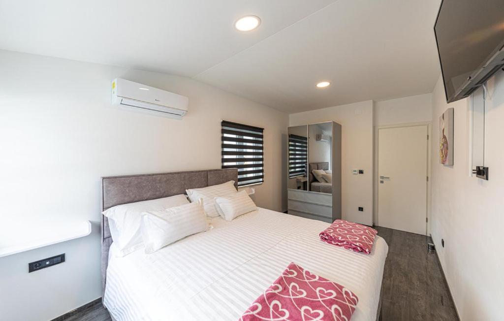 Premium Apartment With Jacuzzi Трогир Екстериор снимка